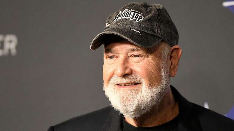 O ator e diretor de Hollywood Rob Reiner veste boné preto e jaqueta preta