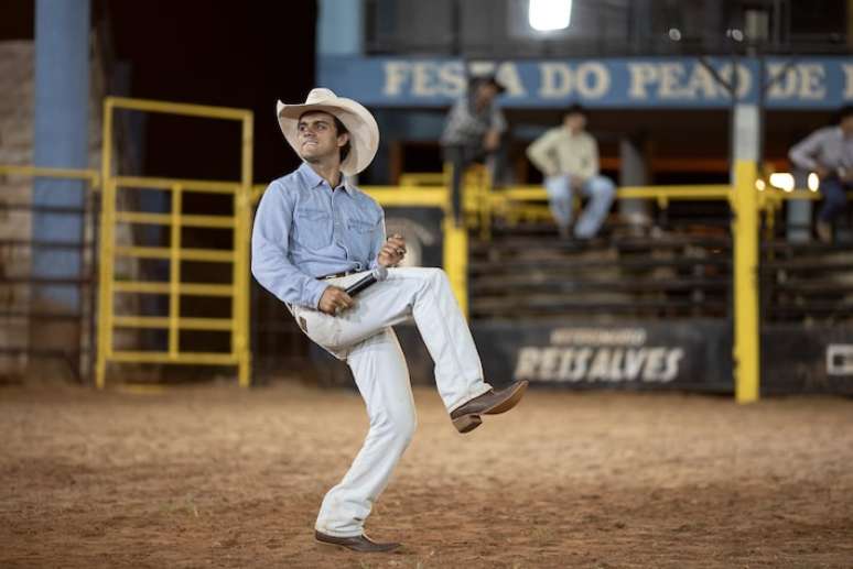 Felipe Simas no papel de Asa Branca