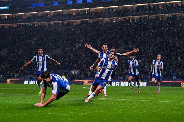 Jogadores do Porto festejam um dos gols sobre o Estrela Amadora &ndash;