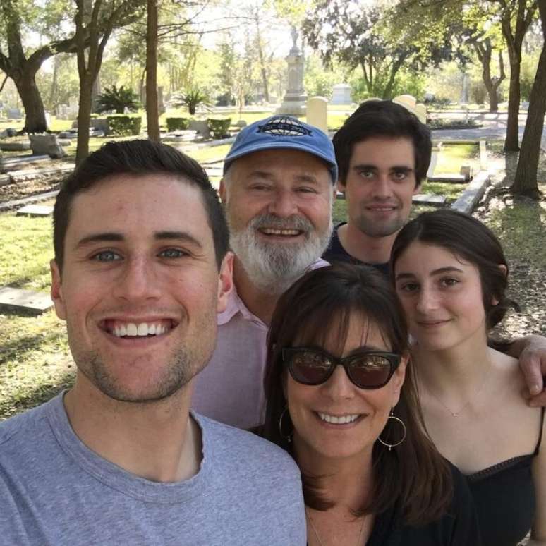 Rob Reiner e Michele Singer com os filhos Jake, Nick e Romy Reiner; cineasta e esposa foram encontrados mortos em sua casa neste domingo, 14