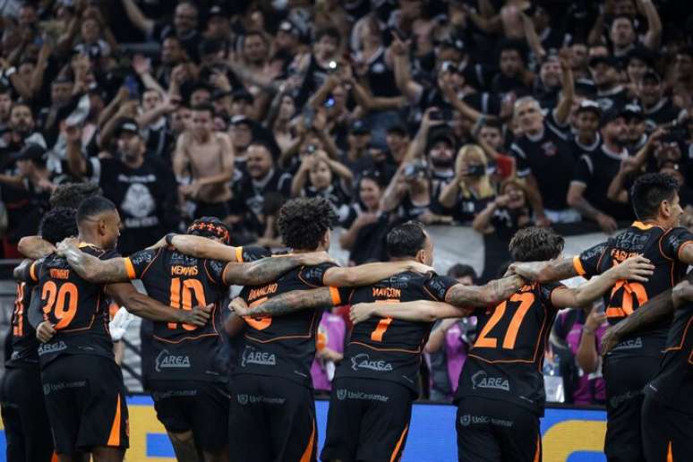 Corinthians celebra classificação na Copa do Brasil com a torcida.