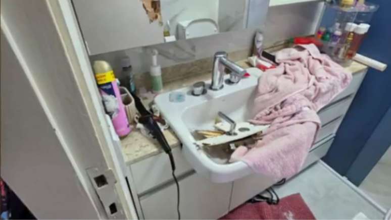 Perícia fotografou banheiro revirado com sinais de arrombamento, no apartamento de Katiane e Alex