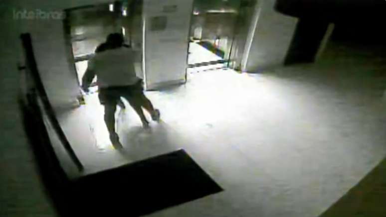 Alex foi filmado por câmera de segurança agredindo Katiane no condomínio onde moravam