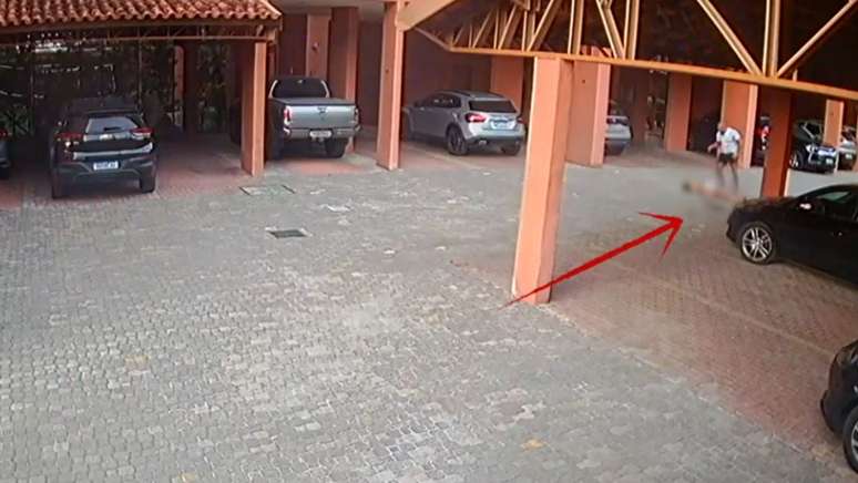 Alex foi até o corpo de Katiane, após mulher cair do 10º andar