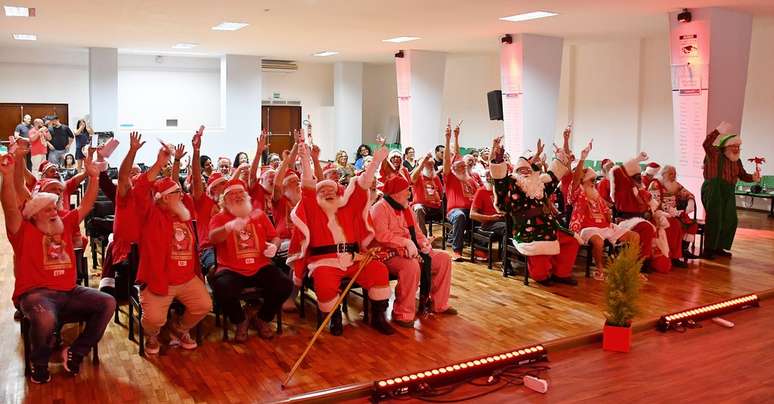 A Escola tamb&eacute;m atua como uma ag&ecirc;ncia e encaminha os 'curr&iacute;culos' dos Papais No&eacute;is para contratantes