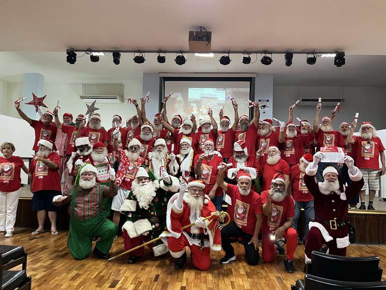 Ap&oacute;s finalizarem o curso, os Papais No&eacute;is participam de uma formatura