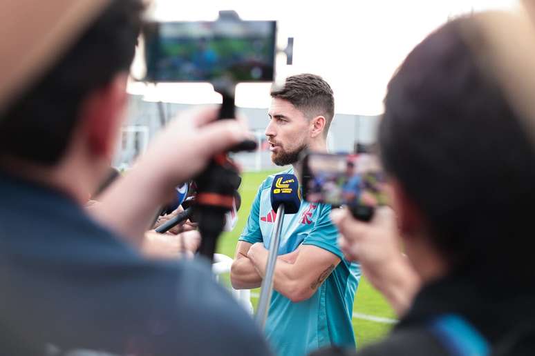 Jorginho concede entrevista ap&oacute;s treino do Flamengo, em Doha &ndash;