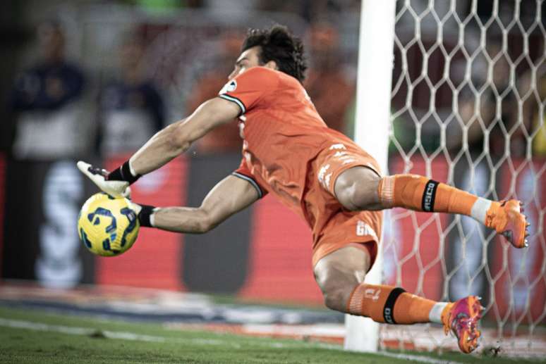 Vegetti tinha perdido o primeiro p&ecirc;nalti. No entanto, L&eacute;o Jardim defendeu a penalidade seguinte de John Kennedy, recolocando o Vasco na disputa.
