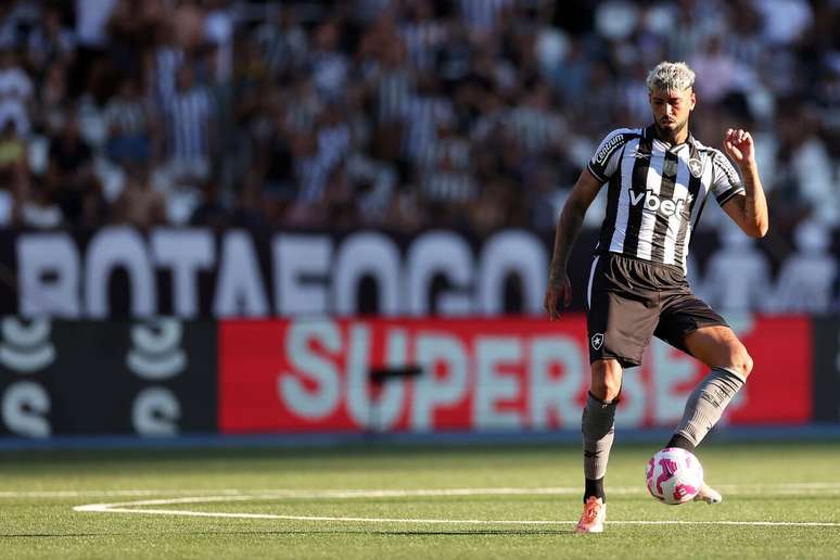 Gramado sint&eacute;tico do Nilton Santos &eacute; um dos motivos de questionamento do Flamengo &agrave; CBF &ndash;