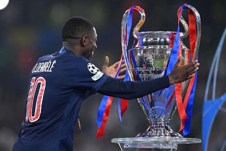 Demb&eacute;l&eacute; comemorando a conquista da Champions League 
