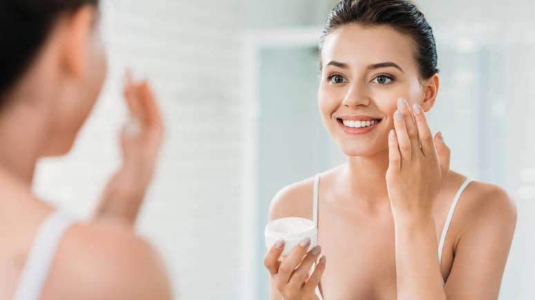 Protetor solar e cuidados di&aacute;rios ajudam a evitar o surgimento de novos vasos no rosto &ndash; depositphotos.com / AllaSerebrina