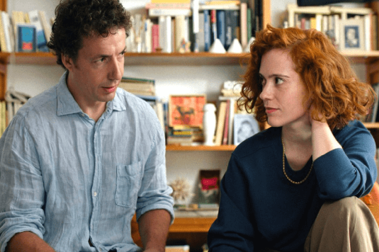 &ldquo;Volver&eacute;is&rdquo; questiona conven&ccedil;&otilde;es sociais sobre separa&ccedil;&otilde;es em produ&ccedil;&atilde;o espanhola que transforma luto de rela&ccedil;&atilde;o em motivo de comemora&ccedil;&atilde;o 