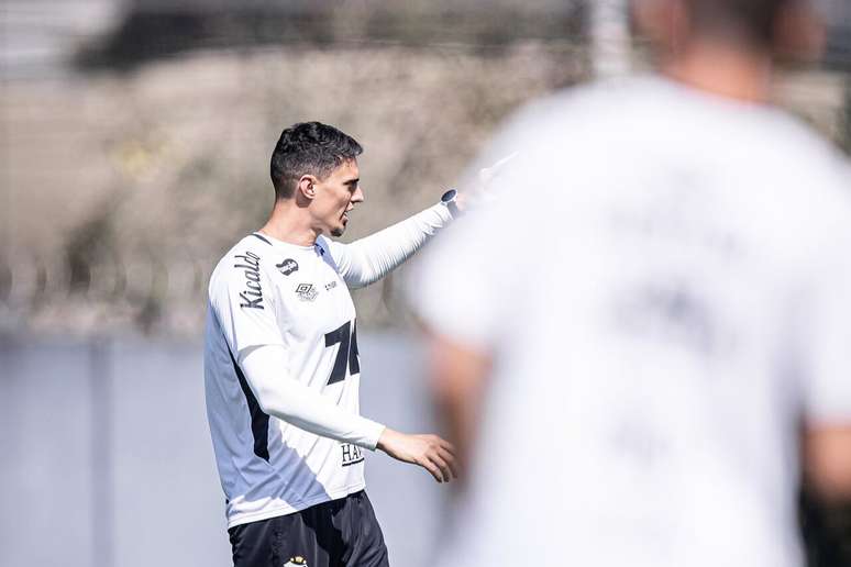 Matheus Bachi comandou o Peixe em uma partida &ndash; Fotos: Raul Baretta/Santos FC.