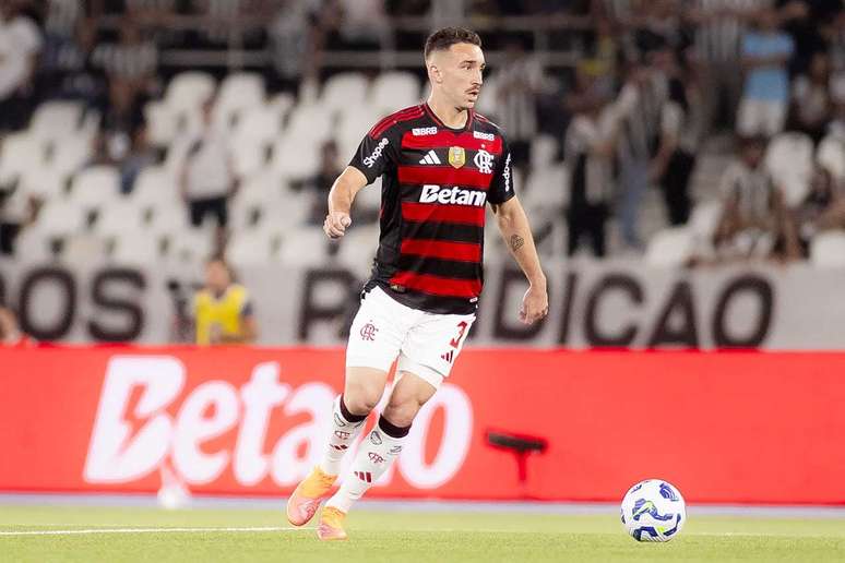 L&eacute;o Ortiz criou rela&ccedil;&atilde;o mais pr&oacute;xima com Zico ap&oacute;s receber elogio do maior &iacute;dolo da hist&oacute;ria do Flamengo &ndash;