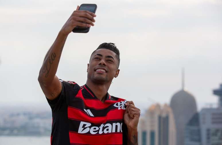Bruno Henrique tira selfie com o manto rubro-negro; dar&aacute; sorte? &ndash;