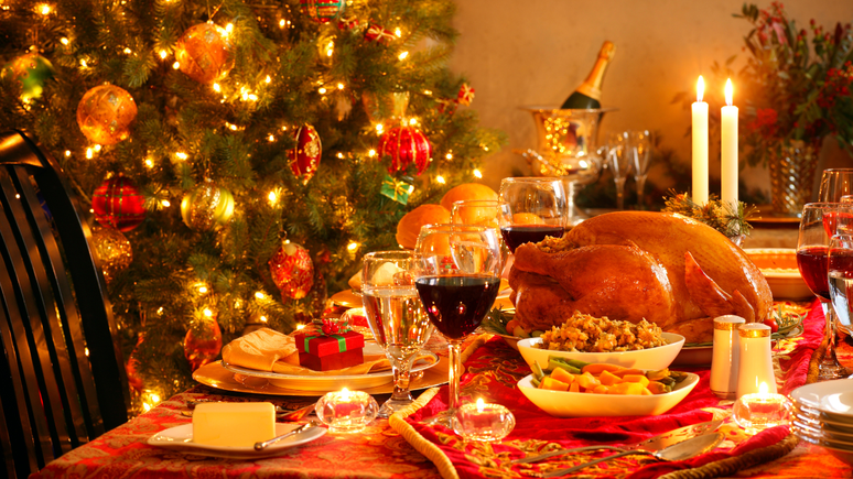 Maus hábitos ao manipular carnes, especialmente aves, e falhas de higiene criam tornam esse período mais propício a infecções perigosas