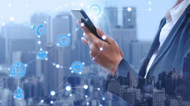 Ap&oacute;s a entrada de empresas privadas e o avan&ccedil;o da regula&ccedil;&atilde;o, houve forte expans&atilde;o do n&uacute;mero de linhas, queda do custo relativo de chamadas de longa dist&acirc;ncia e, posteriormente, crescimento r&aacute;pido da telefonia m&oacute;vel e da internet &ndash; depositphotos.com / BiancoBlue