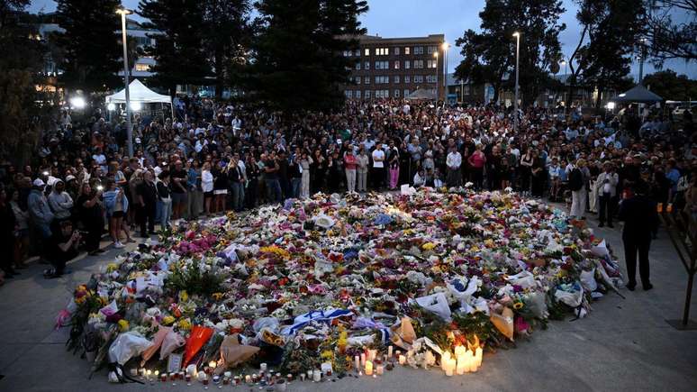 Pessoas em luto participam de uma vig&iacute;lia em um memorial na praia de Bondi, em Sydney, na Austr&aacute;lia, em 15 de dezembro de 2025