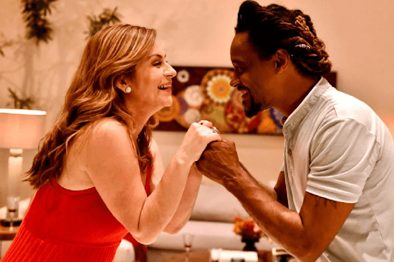 &ldquo;Meus Quatro Maridos&rdquo; acompanha uma jornalista de 50 anos que re&uacute;ne seus quatro ex-maridos para celebrar 25 anos somados de casamento 