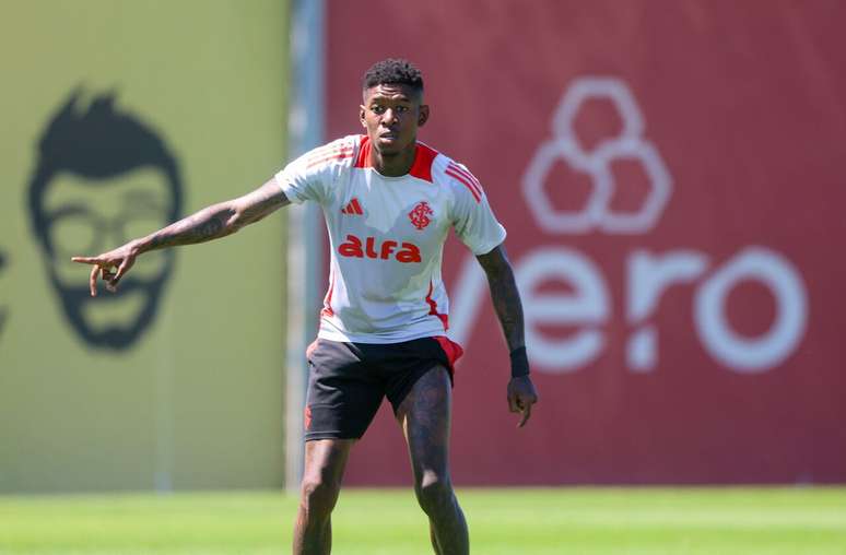 Manter Vit&atilde;o para a pr&oacute;xima temporada ser&aacute; novamente um desafio para o Internacional pelo ass&eacute;dio constante ao defensor &ndash;