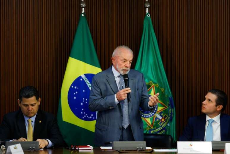President Luiz Inácio Lula da Silva alongside Hugo Motta and Davi Alcolumbre