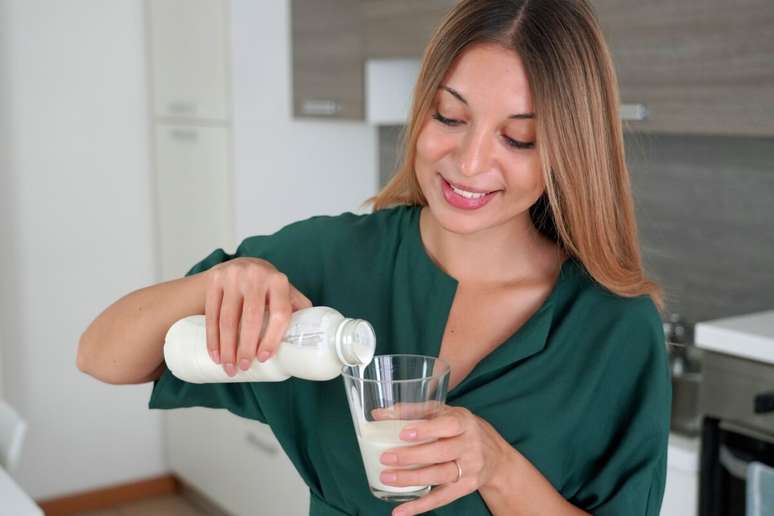 O kefir cont&eacute;m c&aacute;lcio e vitaminas que contribuem para a sa&uacute;de dos ossos e dos dentes 