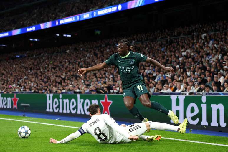 J&eacute;r&eacute;my Doku em disputa de bola com Federico Valverde no Santiago Bernab&eacute;u &ndash;