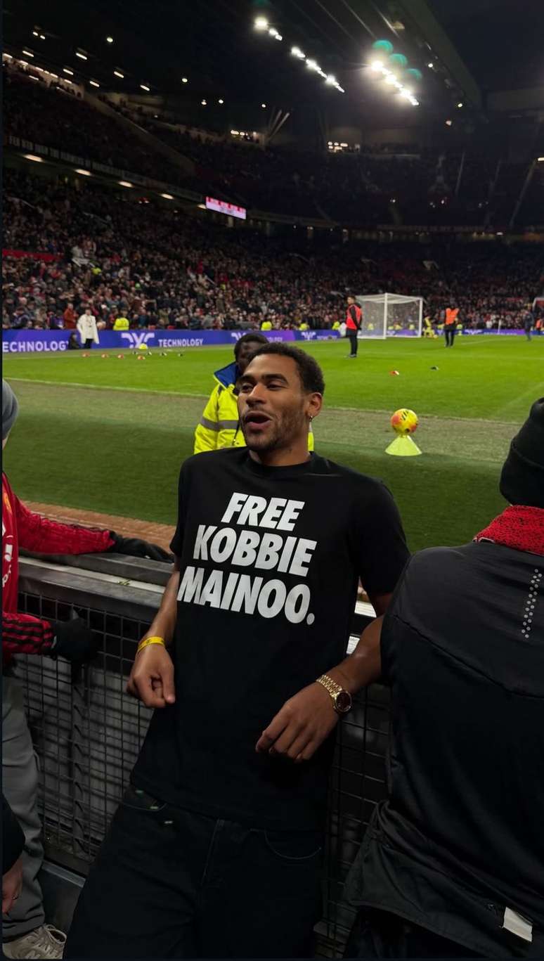 Jordan, meio-irm&atilde;o de Kobbie Mainoo durante partida do Manchester United 