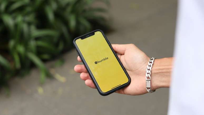 Bumble afirma que consegue detectar &ldquo;conte&uacute;dos e comportamentos que violam suas Diretrizes de Comunidade usando tecnologia automatizada e baseada em IA