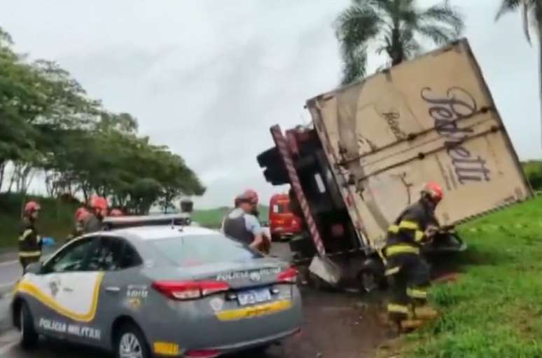 Caminh&atilde;o tombou em cima de ve&iacute;culo ap&oacute;s colis&atilde;o em rodovia de SP