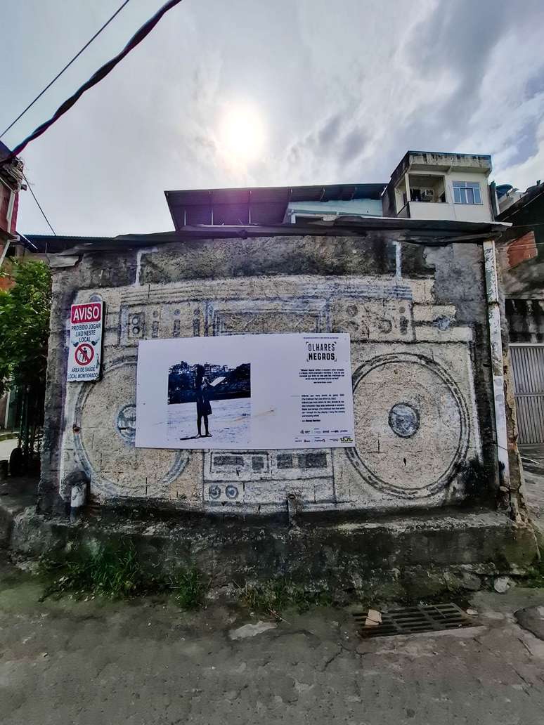 Em trinta pontos do complexo de favelas da Mar&eacute;, as imagens resgatam a mem&oacute;ria coletiva da comunidade e da trajet&oacute;ria dos moradores. 