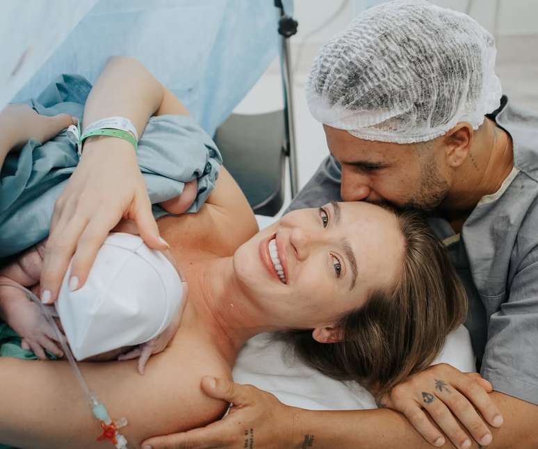 Italo Ferreira in a photo alongside his wife and son