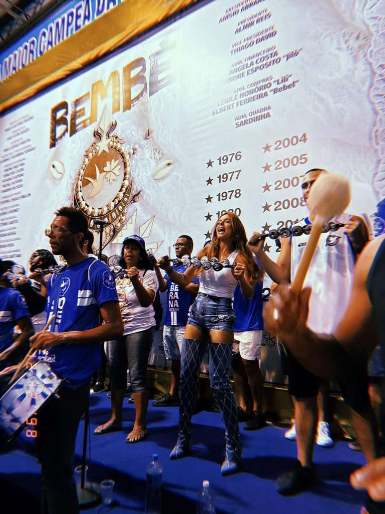 Giovanna Lancellotti toca chocalho com a bateria da Beija-Flor