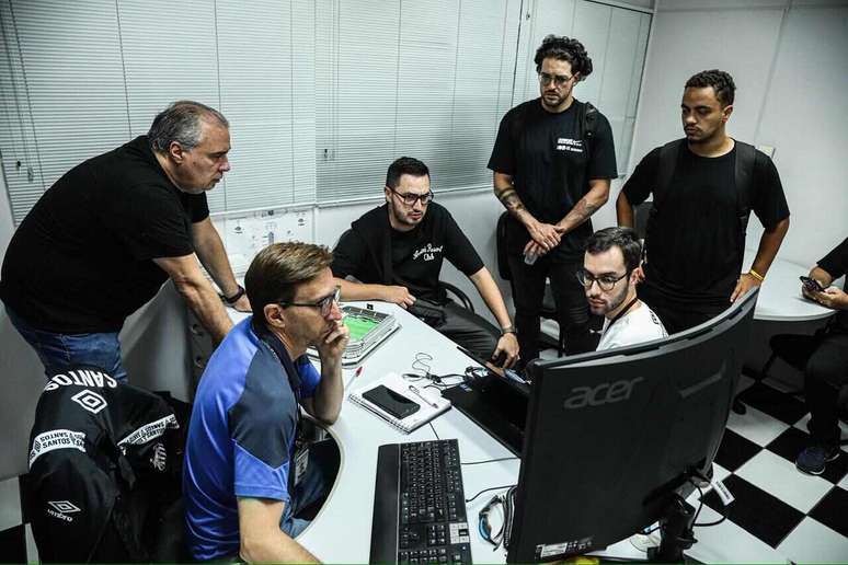 Equipe da Genius visitou Vila Belmiro nesta ter&ccedil;a-feira (16) &ndash;