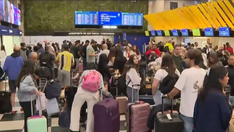 Aeroporto de Congonhas amanhece lotado de passageiros.