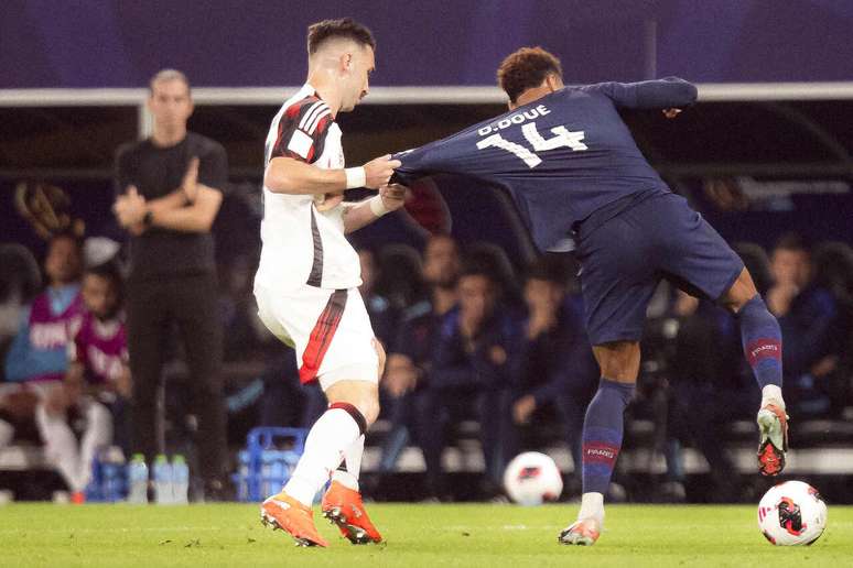 Flamengo apelou para muitas faltas contra o forte time do PSG &ndash;