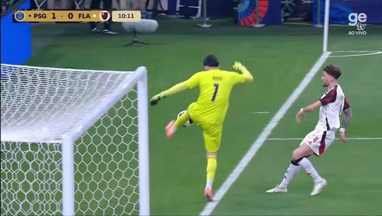 Rossi tamb&eacute;m errou em sa&iacute;da de bola que gerou gol do PSG, que foi anulado &ndash;