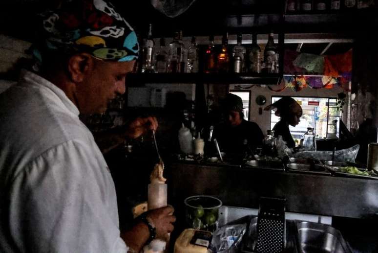 Equipe do restaurante Taqueria La Sabrosa mat&eacute;m restaurante aberto na hora do almo&ccedil;o com o uso de luz natural.