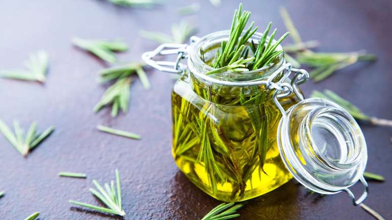 வீட்டில் ரோஸ்மேரியை கொதிக்க வைப்பது சுற்றுச்சூழலை நறுமணமாக்குவதற்கும், நாற்றங்களை நடுநிலையாக்குவதற்கும் மற்றும் 