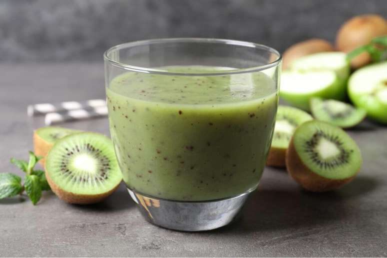 Suco detox de ma&ccedil;&atilde;-verde e kiwi 