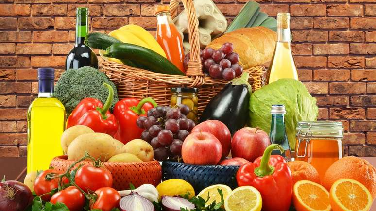 உடலில் வீக்கத்தைக் குறைக்கும் உணவுகளை மருத்துவர் சுட்டிக்காட்டுகிறார்