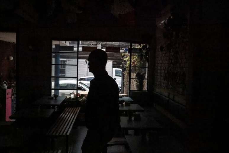 "Estamos desesperados. O apag&atilde;o quebrou nossas pernas", relata Hugo Delgado.