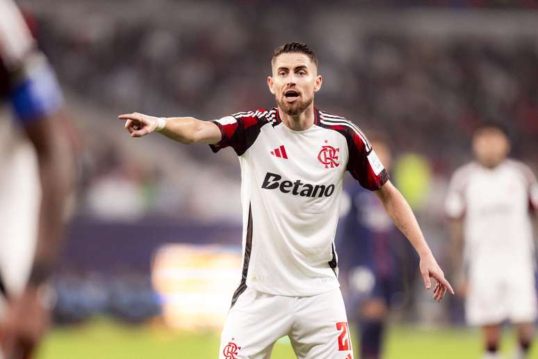 Jorginho marcou o gol do rubro-negro no tempo normal contra o PSG. 