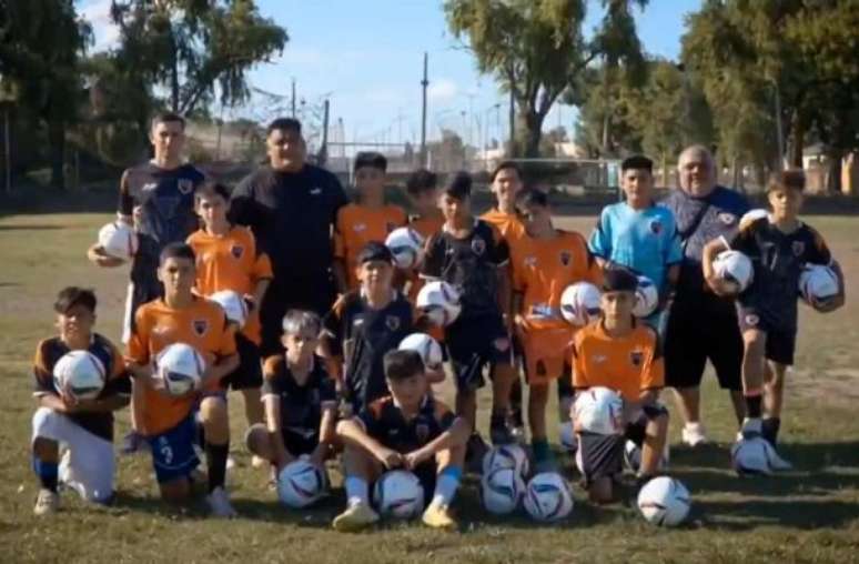 - Reprodu&ccedil;&atilde;o de V&iacute;deo - Legenda: Jogadores e treinadores do modesto Club Atl&eacute;tico El Torito, onde Di Mar&iacute;a come&ccedil;ou a jogar