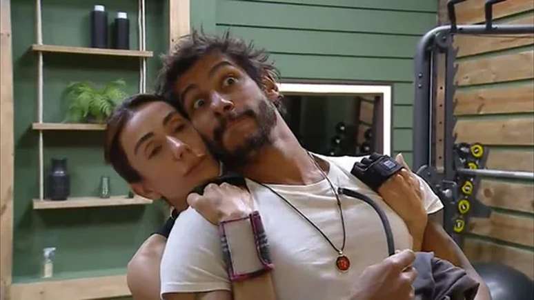 Shia e Michelle se envolvem amorosamente