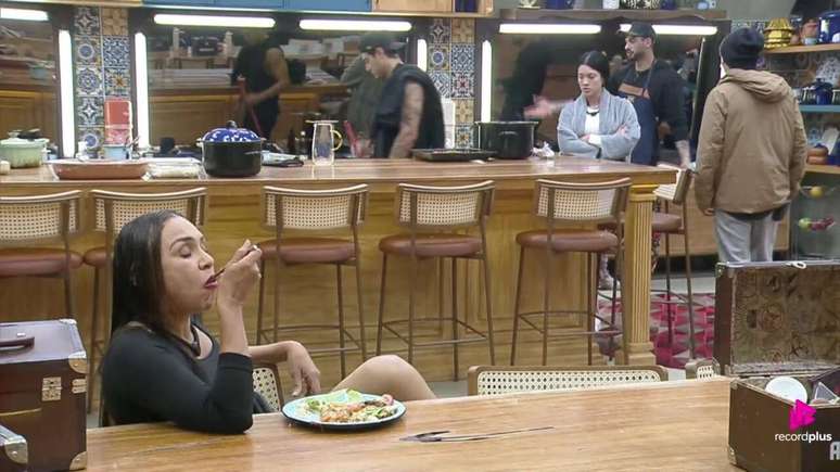 Yon&aacute; mexe com bife de Nizam