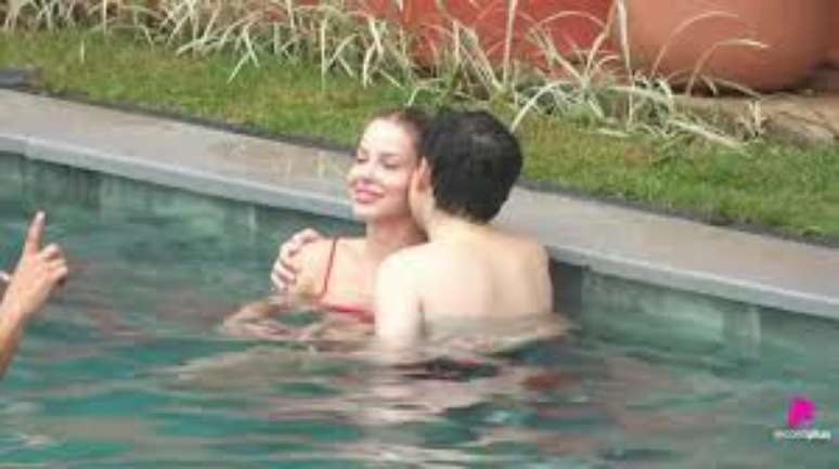 Dudu Camargo e Saory trocam car&iacute;cias na piscina