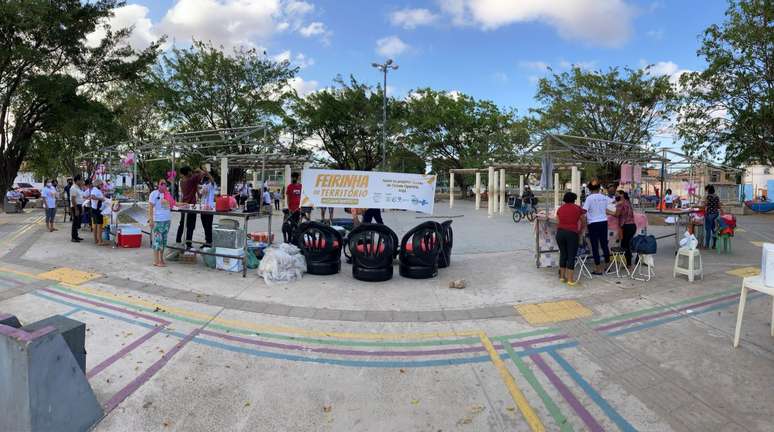 Feirinha do Território ஆடை, உணவு மற்றும் கைவினைப்பொருட்கள் போன்ற தயாரிப்புகளுடன் சிறு உள்ளூர் வணிகங்களை ஒன்றிணைக்கிறது.