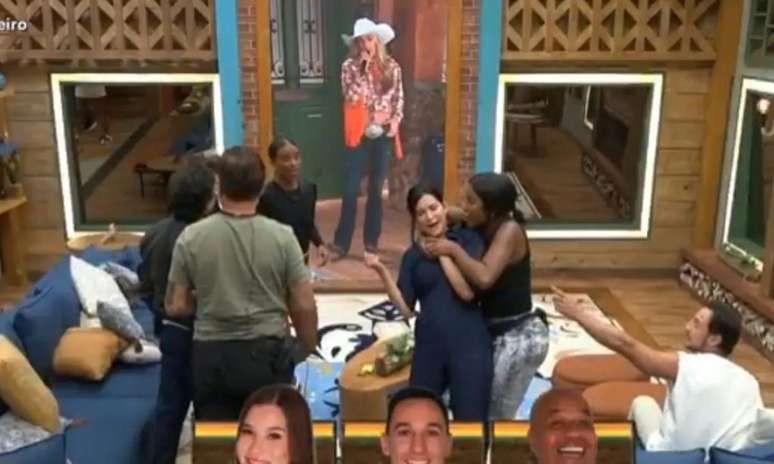 Carol Lekker enforca outra participante