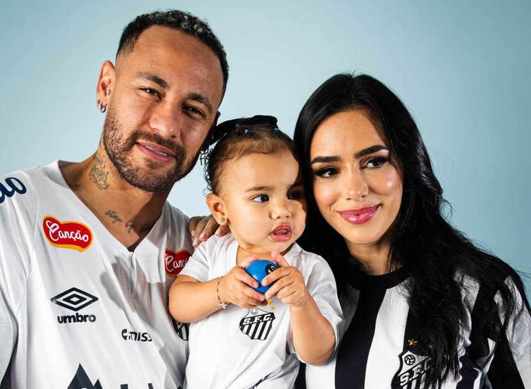 Bruna Biancardi ao lado de Mavie e Neymar em retorno do craque ao Santos &ndash; Divulga&ccedil;&atilde;o/Santos